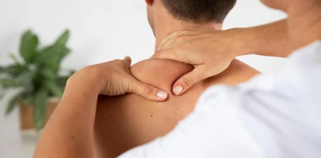 Kiedy masaż NIE jest wskazany przy bólu – przeciwwskazania, które warto znać
