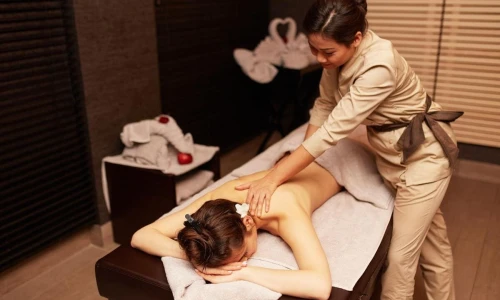 masaż wykonywany przez profesjonalną masażystkę